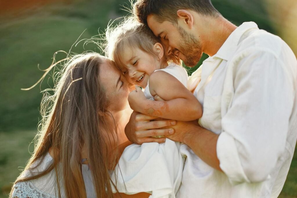 familia papa mama e hijo felices luz natural con bosque al fondo pediatra hual chong